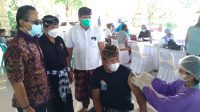 VAKSINASI kepada pekerja pariwisata di DTW Kawasan Luar Pura Uluwatu. Foto: gay VAKSINASI kepada pekerja pariwisata di DTW Kawasan Luar Pura Uluwatu. Foto: gay