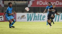 pesepak-bola-madura-united-bruno-lopes-kanan-melepas-tenda-95