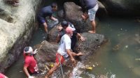 PETUGAS mengevakuasi potongan tubuh yang ditemukan di Sungai Petanu wilayah Banjar Dukuh Griya, Desa Pejeng Kawan, Rabu (28/4/2021). Foto: adi PETUGAS mengevakuasi potongan tubuh yang ditemukan di Sungai Petanu wilayah Banjar Dukuh Griya, Desa Pejeng Kawan, Rabu (28/4/2021). Foto: adi