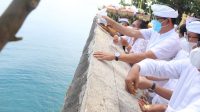 02560 Badung Wabup dan Sekda Karya di Uluwatu WABUP Suiasa; didampingi Sekda Wayan Adi Arnawa saat mengikuti prosesi upacara di Pura Luhur Uluwatu, Desa Pecatu, Kuta Selatan, Selasa (4/5/2021). Foto: ist