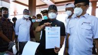 BUPATI Giri Prasta; bersama Wabup Suiasa; dan Sekda Adi Arnawa saat menghadiri peluncuran perdana GeNose dan E-Ticketing di DTW Kawasan Luar Pura Uluwatu, Selasa (11/5/2021). Foto: ist BUPATI Giri Prasta; bersama Wabup Suiasa; dan Sekda Adi Arnawa saat menghadiri peluncuran perdana GeNose dan E-Ticketing di DTW Kawasan Luar Pura Uluwatu, Selasa (11/5/2021). Foto: ist