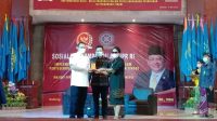 KETUA MPR RI, H. Bambang Soesatyo, menerima penyerahan kenang-kenangan dari Rektor Unud, Prof. A.A. Raka Sudewi, Selasa (11/5/2021). Foto: ist KETUA MPR RI, H. Bambang Soesatyo, menerima penyerahan kenang-kenangan dari Rektor Unud, Prof. A.A. Raka Sudewi, Selasa (11/5/2021). Foto: ist