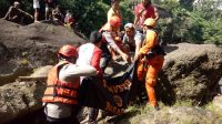 PROSES evakuasi jenazah Komang Arsa (48), warga Banjar Dinas Kreteg, Desa Sibetan, Kecamatan Bebandem, Karangasem ditemukan tewas di kawasan aliran sungai Tukad Malem pada Selasa, (11/5/2021). Foto: ist PROSES evakuasi jenazah Komang Arsa (48), warga Banjar Dinas Kreteg, Desa Sibetan, Kecamatan Bebandem, Karangasem ditemukan tewas di kawasan aliran sungai Tukad Malem pada Selasa, (11/5/2021). Foto: ist