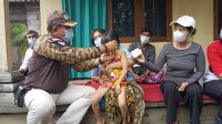 WABUP Kasta menyerahkan alat bantu dengar di Desa Bungbungan, Kecamatan Banjarangkan, Jumat (28/5/2021). Foto: ist WABUP Kasta menyerahkan alat bantu dengar di Desa Bungbungan, Kecamatan Banjarangkan, Jumat (28/5/2021). Foto: ist