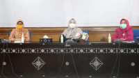 ASISTEN I Setda Provinsi NTB, Baiq Eva Nurcahyaningsih (kiri) saat mendampingi Wagub Sitti Rohmi Djalilah, Jumat (28/5/2021). Foto: rul ASISTEN I Setda Provinsi NTB, Baiq Eva Nurcahyaningsih (kiri) saat mendampingi Wagub Sitti Rohmi Djalilah, Jumat (28/5/2021). Foto: rul