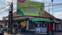 BALIHO Airlangga Hartarto berisi ucapan selamat hari raya yang dipasang di simpang Jalan Kerobokan, Kuta Utara, Badung. Foto: hen BALIHO Airlangga Hartarto berisi ucapan selamat hari raya yang dipasang di simpang Jalan Kerobokan, Kuta Utara, Badung. Foto: hen