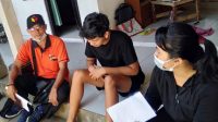 BAWASLU Gianyar sosialisasikan SKPP langsung ke rumah-rumah. Foto: adi BAWASLU Gianyar sosialisasikan SKPP langsung ke rumah-rumah. Foto: adi