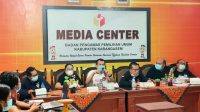 KETUA Bawaslu Karangasem, Putu Gede Suastrawan (pegang mik), saat memberi pemaparan dalam Rapat Penguatan Peran Kehumasan Bawaslu Karangasem, Jumat (21/5/2021). Di sebelah kanannya adalah anggota Bawaslu Bali, I Ketut Rudia. Foto: ist KETUA Bawaslu Karangasem, Putu Gede Suastrawan (pegang mik), saat memberi pemaparan dalam Rapat Penguatan Peran Kehumasan Bawaslu Karangasem, Jumat (21/5/2021). Di sebelah kanannya adalah anggota Bawaslu Bali, I Ketut Rudia. Foto: ist