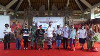 ANGGOTA Komisi IX DPR RI, I Ketut Kariyasa Adnyana (tengah), foto bersama usai menyerahkan paket kebutuhan pokok dan makanan tambahan untuk ibu hamil serta balita di sela kegiatan “Sosialisasi Penguatan PK dan Kelompok Sasaran Program Bangga Kencana’’ di Desa Sembiran, Tejakula, Buleleng, Rabu (5/5/2021). Foto: ist ANGGOTA Komisi IX DPR RI, I Ketut Kariyasa Adnyana (tengah), foto bersama usai menyerahkan paket kebutuhan pokok dan makanan tambahan untuk ibu hamil serta balita di sela kegiatan “Sosialisasi Penguatan PK dan Kelompok Sasaran Program Bangga Kencana’’ di Desa Sembiran, Tejakula, Buleleng, Rabu (5/5/2021). Foto: ist