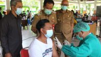 BUPATI Bangli, Sang Nyoman Sedana Arta; didampingi Wakil Bupati I Wayan Diar, dan anggota DPRD Bangli, Gusti Triyana Putra, memantau Gerakan Serentak (Gertak) Vaksinasi tahap II, Senin (17/5/2021). Foto: ist BUPATI Bangli, Sang Nyoman Sedana Arta; didampingi Wakil Bupati I Wayan Diar, dan anggota DPRD Bangli, Gusti Triyana Putra, memantau Gerakan Serentak (Gertak) Vaksinasi tahap II, Senin (17/5/2021). Foto: ist