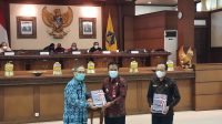 BUPATI Bangli, Sang Nyoman Sedana Arta; didampingi Ketua DPRD Bangli, I Ketut Suastika; dan Sekda Ida Bagus Gde Giri Putra menerima laporan hasil pemeriksaan atas laporan keuangan pemerintah daerah tahun anggaran 2020, Senin (24/5/2021). Foto: ist BUPATI Bangli, Sang Nyoman Sedana Arta; didampingi Ketua DPRD Bangli, I Ketut Suastika; dan Sekda Ida Bagus Gde Giri Putra menerima laporan hasil pemeriksaan atas laporan keuangan pemerintah daerah tahun anggaran 2020, Senin (24/5/2021). Foto: ist