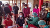 BUPATI Bangli, Sang Nyoman Sedana Arta, didampingi Wakil Bupati I Wayan Diar bersama Forkopimda meninjau Gerakan Serentak (Gertak) Vaksin Covid-19 di Bangli, Kamis (6/5/2021). Foto: ist BUPATI Bangli, Sang Nyoman Sedana Arta, didampingi Wakil Bupati I Wayan Diar bersama Forkopimda meninjau Gerakan Serentak (Gertak) Vaksin Covid-19 di Bangli, Kamis (6/5/2021). Foto: ist