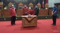 BUPATI I Gede Dana menandatangani dokumen Ranwal RPJMD pada sidang paripurna paripurna DPRD Karangasem, Selasa (4/5/2021). Foto: ist BUPATI I Gede Dana menandatangani dokumen Ranwal RPJMD pada sidang paripurna paripurna DPRD Karangasem, Selasa (4/5/2021). Foto: ist