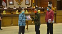 BUPATI Karangasem, Gede Dana, menerima hasil pemeriksaan BPK RI atas Laporan Keuangan Pemerintah Daerah (LKPD) Kabupaten Karangasem tahun 2020 diserahkan dari dari Plt. Kepala Perwakilan BPK Provinsi Bali, Sri Haryoso Suliyanto, di ruang sidang utama DPRD Bali, Senin (24/5/2021). Foto: ist BUPATI Karangasem, Gede Dana, menerima hasil pemeriksaan BPK RI atas Laporan Keuangan Pemerintah Daerah (LKPD) Kabupaten Karangasem tahun 2020 diserahkan dari dari Plt. Kepala Perwakilan BPK Provinsi Bali, Sri Haryoso Suliyanto, di ruang sidang utama DPRD Bali, Senin (24/5/2021). Foto: ist