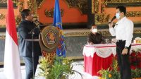 BUPATI Suradnyana melakukan wawancara dengan salah satu CPNS, saat pelantikan CPNS untuk formasi di Buleleng setahun lalu. Foto: rik BUPATI Suradnyana melakukan wawancara dengan salah satu CPNS, saat pelantikan CPNS untuk formasi di Buleleng setahun lalu. Foto: rik