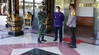 BUPATI Suwirta; bersama Kapolres Klungkung, Dandim 1610/Klungkung, di sela apel gelar pasukan Operasi Ketupat Tahun 2021 di Lapangan Polres Klungkung, Rabu (5/5/2021). Foto: ist BUPATI Suwirta; bersama Kapolres Klungkung, Dandim 1610/Klungkung, di sela apel gelar pasukan Operasi Ketupat Tahun 2021 di Lapangan Polres Klungkung, Rabu (5/5/2021). Foto: ist