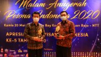 BUPATI Suwirta dan Sekda Klungkung, Gde Winastra, memperlihatkan Anugerah Pesona Indonesia 2020 di Inaya Bay Komodo, Labuan Bajo, Nusa Tenggara Timur, Kamis (20/5/2021). Foto: ist BUPATI Suwirta dan Sekda Klungkung, Gde Winastra, memperlihatkan Anugerah Pesona Indonesia 2020 di Inaya Bay Komodo, Labuan Bajo, Nusa Tenggara Timur, Kamis (20/5/2021). Foto: ist