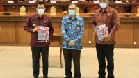 BUPATI Suwirta menerima LHP atas LKPD dari Plt. Kepala BPK Perwakilan Provinsi Bali, Sri Haryoso Suliyanto, di ruang sidang utama DPRD Provinsi Bali, Senin (24/5/2021). Foto: ist BUPATI Suwirta menerima LHP atas LKPD dari Plt. Kepala BPK Perwakilan Provinsi Bali, Sri Haryoso Suliyanto, di ruang sidang utama DPRD Provinsi Bali, Senin (24/5/2021). Foto: ist