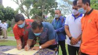 BUPATI Tamba saat menandatangani MoU investasi di Jembarana. Tiga inventasi yang ditargetkan beroperasi awal tahun mampu menyerap 4.000 tenaga kerja. Foto: ist BUPATI Tamba saat menandatangani MoU investasi di Jembarana. Tiga inventasi yang ditargetkan beroperasi awal tahun mampu menyerap 4.000 tenaga kerja. Foto: ist