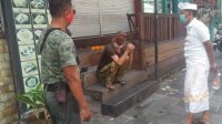 KETUA LPM Legian bersama Linmas Legian saat berkomunikasi dengan bule Italia yang diketahui telah lama menggelandang di kawasan pariwisata Kuta, Badung. Foto: ist KETUA LPM Legian bersama Linmas Legian saat berkomunikasi dengan bule Italia yang diketahui telah lama menggelandang di kawasan pariwisata Kuta, Badung. Foto: ist