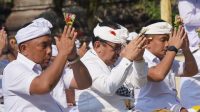 BUPATI Tamba saat melaksanakan persembahyangan di Pura Mandara Giri Semeru Agung di Lumajang, Jawa Timur. Foto: ist BUPATI Tamba saat melaksanakan persembahyangan di Pura Mandara Giri Semeru Agung di Lumajang, Jawa Timur. Foto: ist