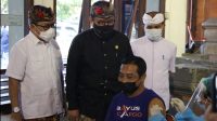 WAGUB Cok Ace saat meninjau vaksinasi di Gedung Wanita Nari Graha Denpasar, Selasa (11/5/2021). Foto: ist WAGUB Cok Ace saat meninjau vaksinasi di Gedung Wanita Nari Graha Denpasar, Selasa (11/5/2021). Foto: ist