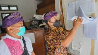 PENEMPELAN hasil rekapitulasi data pemilih di papan pengumuman KPU Tabanan, Kamis (27/5/2021). Foto: ist PENEMPELAN hasil rekapitulasi data pemilih di papan pengumuman KPU Tabanan, Kamis (27/5/2021). Foto: ist