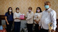 KETUA Dekranasda Kota Denpasar, Sagung Antari Jaya Negara; didampingi Wakil Ketua, Ayu Kristi Arya Wibawa, menerima kenang-kenangan dari Ketua Kadin Kota Denpasar, I Putu Arnawa, di Gedung Shanti Graha Denpasar, Rabu (19/5/2021). Foto: ist KETUA Dekranasda Kota Denpasar, Sagung Antari Jaya Negara; didampingi Wakil Ketua, Ayu Kristi Arya Wibawa, menerima kenang-kenangan dari Ketua Kadin Kota Denpasar, I Putu Arnawa, di Gedung Shanti Graha Denpasar, Rabu (19/5/2021). Foto: ist