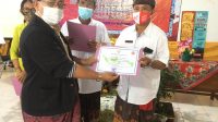 EMPAT perpustakaan di Karangasem raih akreditasi nasional. Kepala Dispustaka Karangasem, I Wayan Astika, menyerahkan Sertifikat akreditasi di aula Dinas Pustaka, Kamis (20/5/2021). Foto: ist EMPAT perpustakaan di Karangasem raih akreditasi nasional. Kepala Dispustaka Karangasem, I Wayan Astika, menyerahkan Sertifikat akreditasi di aula Dinas Pustaka, Kamis (20/5/2021). Foto: ist