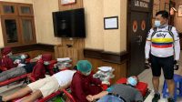 KEPALA BNNP Bali, Brigjen Pol. Drs. Gde Sugianyar Dwi Putra, saat meninjau donor darah yang diadakan BNNK Denpasar serangkaian memperingati HANI 2021 di Pos Juanda BPBD Renon, Minggu (30/5/2021). Foto: ist KEPALA BNNP Bali, Brigjen Pol. Drs. Gde Sugianyar Dwi Putra, saat meninjau donor darah yang diadakan BNNK Denpasar serangkaian memperingati HANI 2021 di Pos Juanda BPBD Renon, Minggu (30/5/2021). Foto: ist