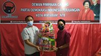 KETUA DPC PDIP Kota Mataram, Made Slamet, membagikan paket Lebaran kepada kader partai yang beragama Islam. Foto: rul KETUA DPC PDIP Kota Mataram, Made Slamet, membagikan paket Lebaran kepada kader partai yang beragama Islam. Foto: rul