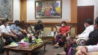 FORUM Pengelola Pasar Desa (FPPD) Kota Denpasar saat bertemu dengan Wali Kota IGN Jaya negara terkait merebaknya pedagang bermobil yang membuat menurunnya pendapatan pedagang di pasar desa, Kamis (6/5/2021). Foto: ist FORUM Pengelola Pasar Desa (FPPD) Kota Denpasar saat bertemu dengan Wali Kota IGN Jaya negara terkait merebaknya pedagang bermobil yang membuat menurunnya pendapatan pedagang di pasar desa, Kamis (6/5/2021). Foto: ist