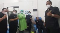 FRAKSI PDIP Gianyar menggelar aksi donor darah, untuk membantu ketersediaan stok darah di PMI Gianyar. Foto: adi FRAKSI PDIP Gianyar menggelar aksi donor darah, untuk membantu ketersediaan stok darah di PMI Gianyar. Foto: adi