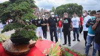 BUPATI Gianyar, Made Mahayastra, meninjau Pamnas Bonsai Gianyar 2021. Foto: adi BUPATI Gianyar, Made Mahayastra, meninjau Pamnas Bonsai Gianyar 2021. Foto: adi
