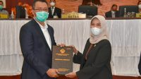 GUBERNUR NTB Zulkieflimansyah (kiri) saat menerima LHP BPK yang memberi predikat Opini WTP kesepuluh kepada Pemprov NTB dari anggota IV BPK RI, Isma Yatun, di kantor DPRD NTB. Foto: ist GUBERNUR NTB Zulkieflimansyah (kiri) saat menerima LHP BPK yang memberi predikat Opini WTP kesepuluh kepada Pemprov NTB dari anggota IV BPK RI, Isma Yatun, di kantor DPRD NTB. Foto: ist