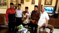 KETUA Umum PB NWDI Dr. TGH Muhammad Zainul Majdi (dua kiri) didampingi Gubernur NTB, Zulkieflimansyah (kiri) saat bersilaturahmi ke Ketua Umum PBNU KH Said Aqil Siroj beberapa waktu lalu. Foto: rul KETUA Umum PB NWDI Dr. TGH Muhammad Zainul Majdi (dua kiri) didampingi Gubernur NTB, Zulkieflimansyah (kiri) saat bersilaturahmi ke Ketua Umum PBNU KH Said Aqil Siroj beberapa waktu lalu. Foto: rul