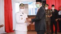 GUBERNUR Zulkieflimansyah saat melantik adiknya, Dewi Noviany sebagai Wakil Bupati Sumbawa, beberapa hari lalu. Foto: rul GUBERNUR Zulkieflimansyah saat melantik adiknya, Dewi Noviany sebagai Wakil Bupati Sumbawa, beberapa hari lalu. Foto: rul