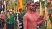KRAMA Desa Adat Tegallalang Ngerebeg di Pura Duur Bingin, Desa Adat Tegallalang, Tegallalang, Gianyar pada Buda Kliwon Pahang, dengan disiplin mengenakan masker dan menjaga jarak. Foto: ist KRAMA Desa Adat Tegallalang Ngerebeg di Pura Duur Bingin, Desa Adat Tegallalang, Tegallalang, Gianyar pada Buda Kliwon Pahang, dengan disiplin mengenakan masker dan menjaga jarak. Foto: ist