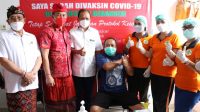 GUBERNUR Koster saat memantau vaksinasi di Kabupaten Karangasem, Minggu (9/5/2021). Foto: ist GUBERNUR Koster saat memantau vaksinasi di Kabupaten Karangasem, Minggu (9/5/2021). Foto: ist