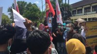 KEPALA Disnakertrans NTB, I Gede Putu Aryadi, saat menerima para pengunjuk rasa di depan kantor Disnakertrans setempat saat peringatan May Day, Sabtu (1/5/2021). Foto: rul KEPALA Disnakertrans NTB, I Gede Putu Aryadi, saat menerima para pengunjuk rasa di depan kantor Disnakertrans setempat saat peringatan May Day, Sabtu (1/5/2021). Foto: rul