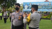 KAPOLRES Tabanan, AKBP Mariochristy Panca Sakti Siregar, ketika menyematkan pita tanda Operasi Bina Kusuma Agung 2021 kepada perwakilan anggota, Jumat (28/5/2021). Foto: ist KAPOLRES Tabanan, AKBP Mariochristy Panca Sakti Siregar, ketika menyematkan pita tanda Operasi Bina Kusuma Agung 2021 kepada perwakilan anggota, Jumat (28/5/2021). Foto: ist