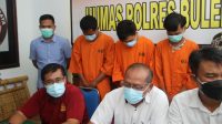 TIGA pelaku dari lima pelaku persetubuhan siswi SMP, saat ditunjukkan oleh polisi di Mapolres Buleleng, Selasa (11/5/2021). Foto: rik TIGA pelaku dari lima pelaku persetubuhan siswi SMP, saat ditunjukkan oleh polisi di Mapolres Buleleng, Selasa (11/5/2021). Foto: rik