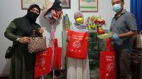 KETUA DPC PDI Perjuangan, Made Slamet; bersama Nyayu Ernawati (kiri) saat bersama Ketua Gelisah Ulfa menunjukkan produk hasil ulang daur sampah. Foto: rul KETUA DPC PDI Perjuangan, Made Slamet; bersama Nyayu Ernawati (kiri) saat bersama Ketua Gelisah Ulfa menunjukkan produk hasil ulang daur sampah. Foto: rul