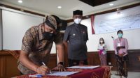 KPU Bali dan KPU Badung menetapkan Jimbaran menjadi sasaran program Desa Peduli Pemilu dan Pemilihan. Penandatanganan nota kesepakatan dilaksanakan di aula kantor Camat Kuta Selatan, Kamis (27/5/2021). Foto: ist KPU Bali dan KPU Badung menetapkan Jimbaran menjadi sasaran program Desa Peduli Pemilu dan Pemilihan. Penandatanganan nota kesepakatan dilaksanakan di aula kantor Camat Kuta Selatan, Kamis (27/5/2021). Foto: ist