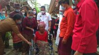 BUPATI Gianyar, Made Mahayastra, menyerahkan bantuan kursi roda, Senin (17/5/2021). Foto: adi BUPATI Gianyar, Made Mahayastra, menyerahkan bantuan kursi roda, Senin (17/5/2021). Foto: adi