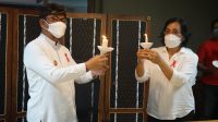 WAKIL Wali Kota Denpasar, Kadek Agus Arya Wibawa; bersama Wakil Ketua III KPA Kota Denpasar, dr. Luh Putu Sri Armini, M.Kes., menyalakan lilin saat acara Malam Renungan AIDS Nusantara (MRAN) Kota Denpasar, Jumat (28/5/2021) sore. WAKIL Wali Kota Denpasar, Kadek Agus Arya Wibawa; bersama Wakil Ketua III KPA Kota Denpasar, dr. Luh Putu Sri Armini, M.Kes., menyalakan lilin saat acara Malam Renungan AIDS Nusantara (MRAN) Kota Denpasar, Jumat (28/5/2021) sore.
