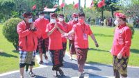 BUPATI Karangasem, I Gede Dana, menyambut Gubernur Bali, I Wayan Koster, saat grandfinal lomba Mixologi Arak Bali serangkaian ulang tahun ke-48 PDIP dilaksanakan di Taman Soekasada Ujung, Karangasem, Sabtu (1/5/2021). Foto: nad BUPATI Karangasem, I Gede Dana, menyambut Gubernur Bali, I Wayan Koster, saat grandfinal lomba Mixologi Arak Bali serangkaian ulang tahun ke-48 PDIP dilaksanakan di Taman Soekasada Ujung, Karangasem, Sabtu (1/5/2021). Foto: nad