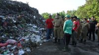 BUPATI Gianyar, I Made Mahayastra, saat meninjau TPA Temesi. Foto: adi BUPATI Gianyar, I Made Mahayastra, saat meninjau TPA Temesi. Foto: adi