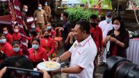 BUPATI Mahayastra yang disambut dengan olahan jagung urab. Foto: adi BUPATI Mahayastra yang disambut dengan olahan jagung urab. Foto: adi