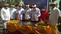 BUPATI Gianyar, I Made Agus Mahayastra, menandatangani prasasti pasar rakyat Desa Adat Bona. Foto: adi BUPATI Gianyar, I Made Agus Mahayastra, menandatangani prasasti pasar rakyat Desa Adat Bona. Foto: adi